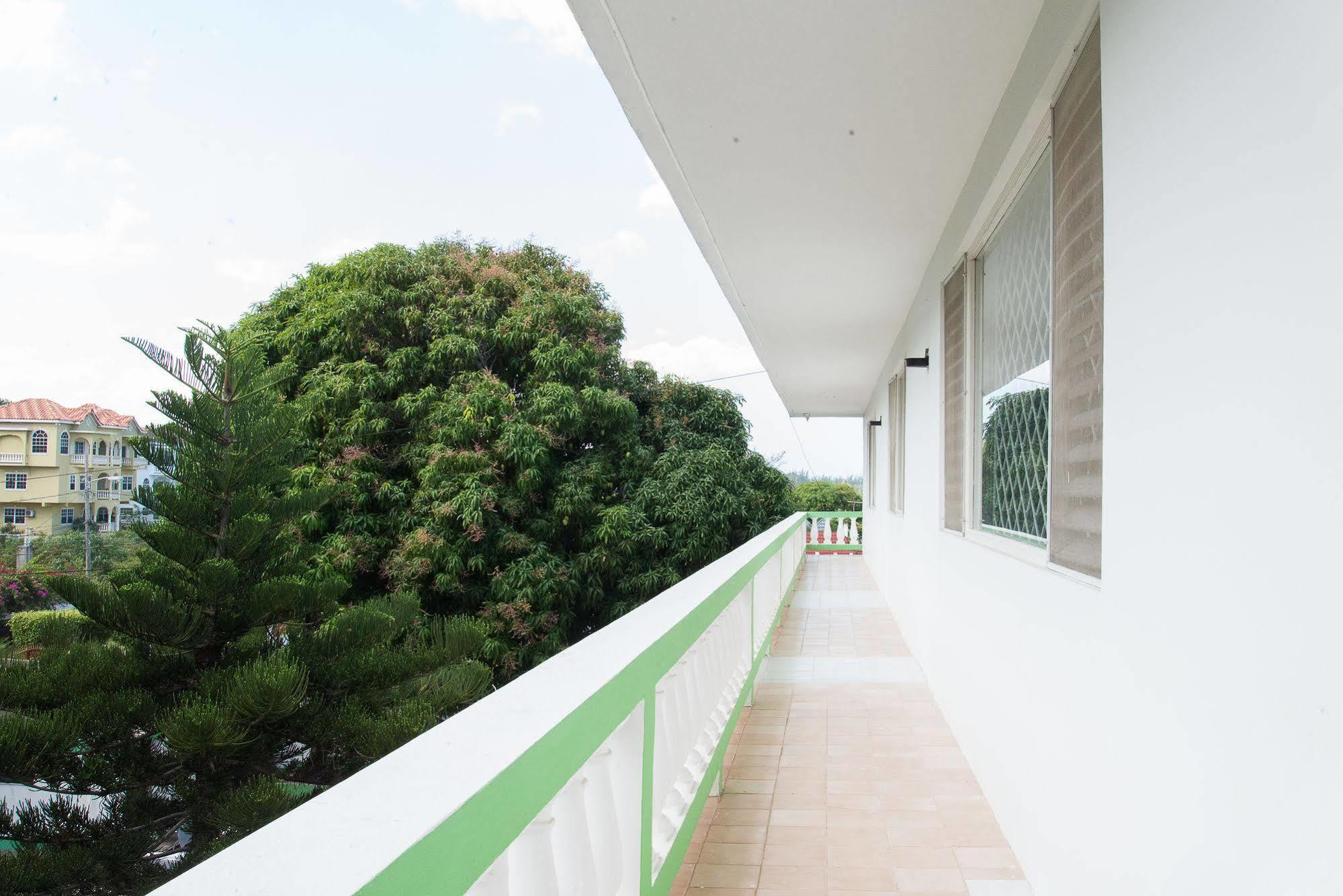 Villa Donna Inn Montego Bay Exterior photo